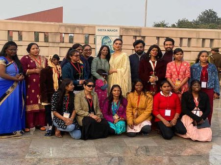जन्मदिन पर दीपिका पादुकोण ने लखनऊ में रियल-लाइफ एसिड अटैक सर्वाइवर्स के साथ बिताया वक़्त!