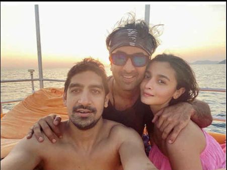 Pics: रणबीर कपूर के साथ आलिया भट्ट का भीगा सा नया साल, साथ में दिखे अयान मुखर्जी