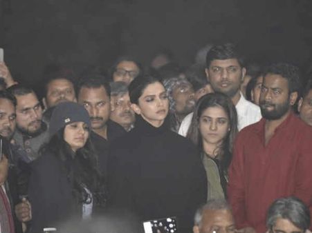 JNU हिंसा के विरोध में कैंपस पहुंची दीपिका पादुकोण, काले कपड़े पहनकर किया विरोध