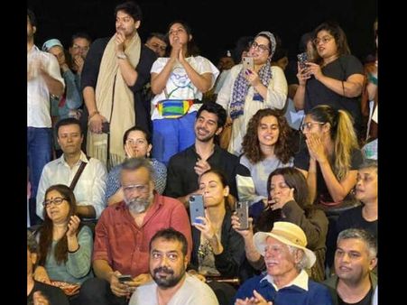 JNU Attack- सड़क पर उतरे बॉलीवुड सितारे- तापसी पन्नू और अनुराग कश्यप समेंत ये हस्तियां दिखीं