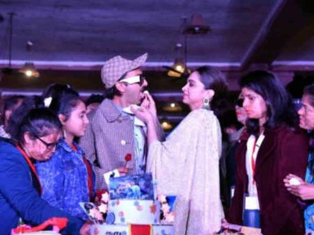 Pics: दीपिका पादुकोण के छपाक प्रमोशन में बर्थ डे केक और तोहफा लेकर पहुंचे रणवीर सिंह