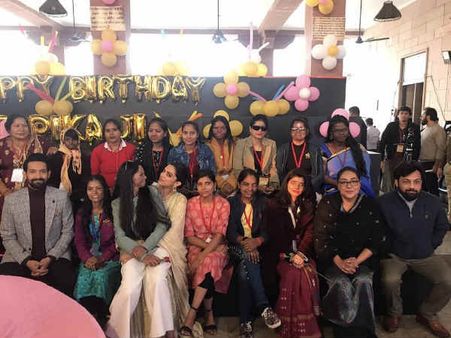 Pics: दीपिका पादुकोण ने शीरोज़ कैफे की एसिड अटैक पीड़िताओं के साथ मनाया जन्मदिन