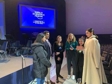 दीपिका पादुकोण दावोस में वर्ल्ड इकोनॉमिक फोरम क्रिस्टल अवार्ड के लिए रिहर्सल करते हुए आई नज़र!