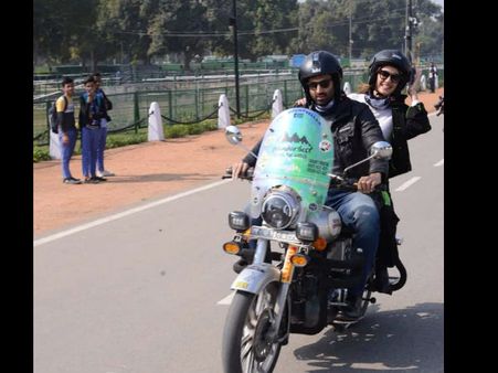 Pic Alert: 'मलंग' जोड़ी आदित्य रॉय कपूर और दिशा पटानी की स्पेशल बाइक राइडिंग