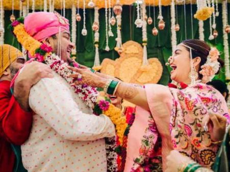 Wedding Pics: बिग बॉस और मे आई कम इन एक्ट्रेस नेहा पेंडसे ने की बॉयफ्रेंड से शादी