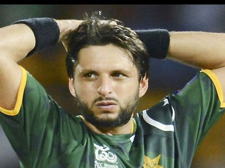 बेटी के आरती उतारने पर पाकिस्तानी क्रिकेटर शाहिद अफरीदी ने तोड़ा टीवी, डायरेक्टर ने कहा शर्म करो