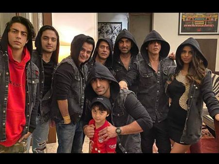 शाहरुख खान ने अपनी फैमिली के साथ मनाया न्यू ईयर का जश्न- देंखे PHOTOS