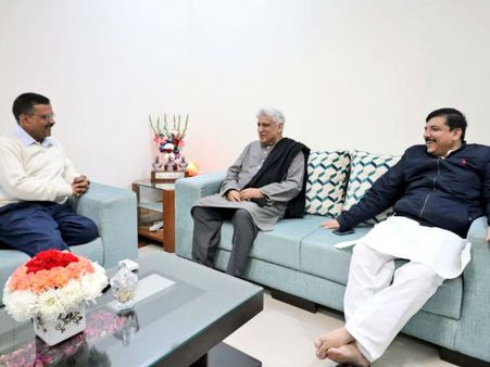 अरविंद केजरीवाल से मिलने पहुंचे जावेद अख्तर- सोशल मीडिया पर वायरल हुई तस्वीर