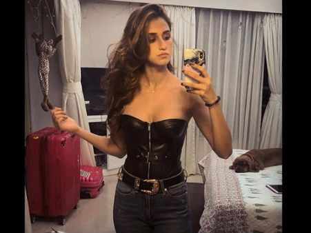 दिशा पटानी के बॉडीगार्ड ने कैमरामैन से की बदतमीज़ी- सोशल मीडिया पर वीडियो वायरल