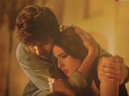 KRK ने लव आज कल की उड़ाई धज्जियां-कार्तिक आर्यन, सारा अली खान की फिल्म को बताया बकवास