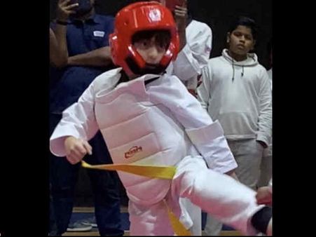 अबराम खान ने जीता गोल्ड मेडल, शाहरूख ने बांटी तस्वीरें, कहा - बच्चों के पास ज़्यादा अवार्ड्स