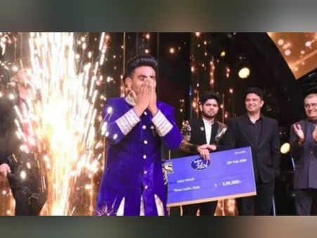 इंडियन आइडल 11 के विनर बने सनी हिंदुस्तानी, मिलेगा टी-सीरीज की अगली फिल्म में गाना गाने का मौका