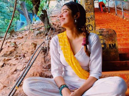 Pics: जान्हवी कपूर ने किए तिरूपति बालाजी के दर्शन, नंगे पांव चढ़ीं 3500 सीढ़ियां