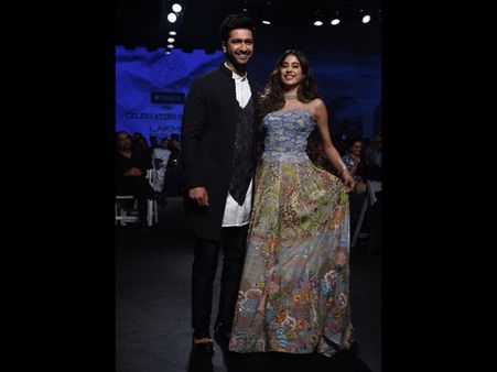 लैक्मे फैशन वीक 2020 - रैंप पर दिखी आने वाली ब्लॉकबस्टर जोड़ी - जान्हवी कपूर और विकी कौशल