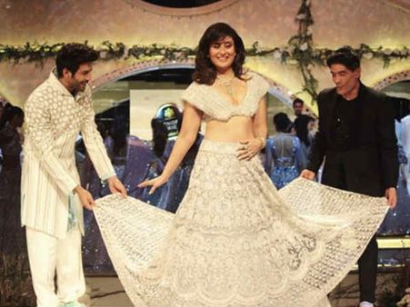 कार्तिक आर्यन और करीना कपूर बने दूल्हा - दुलहन, फैन्स ने धड़ाधड़ शेयर की तस्वीरें