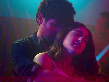 कार्तिक आर्यन - सारा अली खान की लव आजकल ने कल रात ही कर दिया पहला धमाका