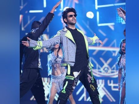Photos- जब कार्तिक आर्यन ने धमाकेदार डांस परफोर्मेंस से लगाई स्टेज पर आग, फैंस का धड़काया दिल