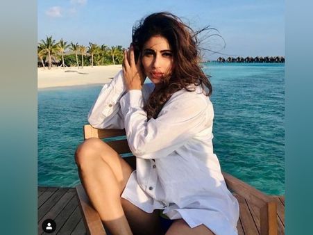 Photos- मालदीव में छुट्टियां मना रहीं मौनी रॉय के हॉट फोटोशूट ने मचाया तहलका