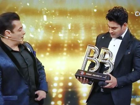 Bigg Boss 13 को मिला अपना Winner, सिद्धार्थ शुक्ला ने किया ट्रॉफी पर कब्जा