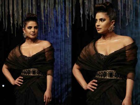 प्रियंका चोपड़ा ने भारत लौटते ही रैंप पर दिखाया जलवा - ब्लेंडर्स प्राइड की शो स्टॉपर