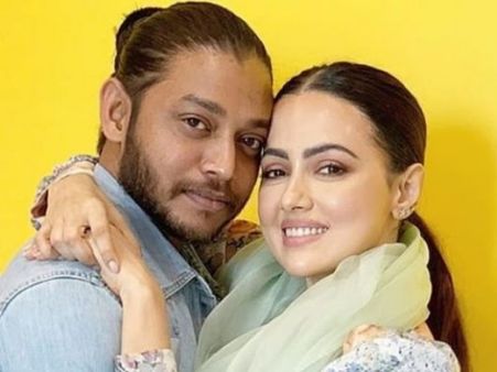 'इस धोखे में उसकी मां भी शामिल, मैं कोई फिल्म नहीं'- ब्रेकअप के बाद सना खान