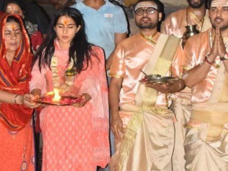 कोरोना अलर्ट के दौरान सारा अली खान की गंगा आरती- मां अमृता सिंह के साथ पहुंची वाराणसी