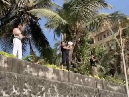 #JantaCurfew: पड़ोसी ऋतिक - अक्षय - साजिद आए साथ, बजाई थाली और तालियां, देखिए वीडियो