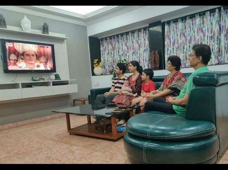 PIC OF THE DAY: पूरे परिवार के साथ रामायण देख रहे हैं टीवी के राम- तस्वीर वायरल