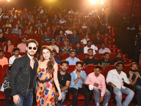 तालियां और सीटियों के साथ फैंस ने देखी टाइगर श्राफ की ''बागी 3''- फिल्म को मिली तारीफ