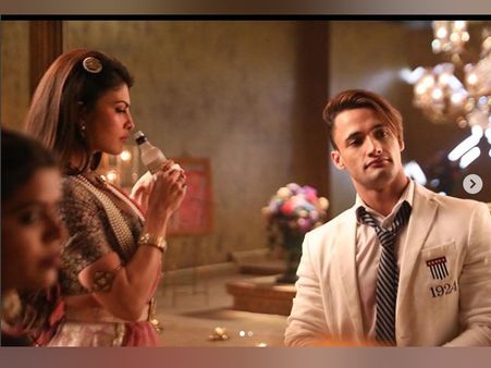 होली पर धमाल मचाने वाले हैं आसिम रियाज और जैकलीन फर्नांडिस, गाने से पहले इन तस्वीरों का तहलका