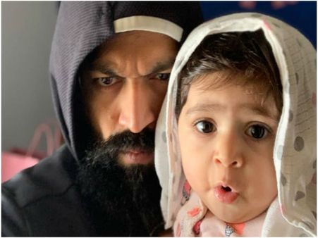 लॉकडाउन KGF स्टार यश ने अपनी बेटी के सामने डाल दिया हथियार, Video से नजर नहीं हटेगी