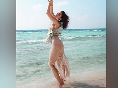 मैगजीन के कवर पर छाईं दीपिका पादुकोण, बीच किनारे हॉट पोज से धमाल