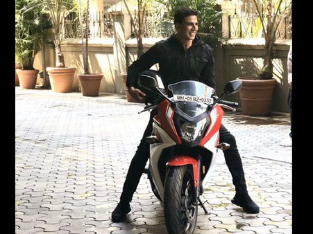 sooryavanshi Trailer Live: बाइक से अक्षय कुमार की धुआंधार एंट्री, फैंस ने कहा आग लगा दी