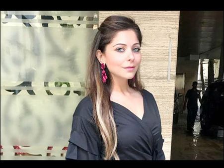 कोरोना की चपेट में कनिका कपूर ने कहा- अस्पताल में दुखी हूं, 5 स्टार में नहीं दी पार्टी, सब झूठ