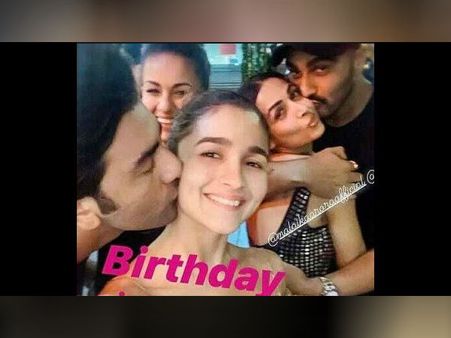 आलिया भट्ट रणबीर कपूर के ब्रेकअप की खबरों ने मचाया हड़कंप, क्यों हुई पुरानी KISS फोटो वायरल !