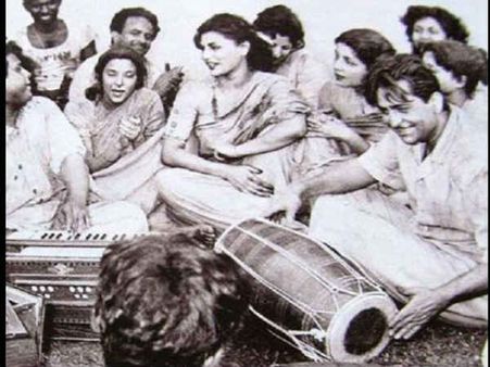 RK Studio Holi Pics: रणबीर को चाहिए लड्डू, अमिताभ - राज कपूर और नरगिस को केवल डांस