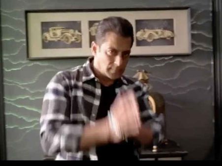 सलमान खान ने फैन्स के सामने जोड़े हाथ, पर क्यों? देखिए वायरल वीडियो