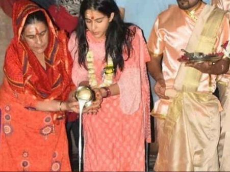 मुस्लिम सारा अली खान ने कैसे किया शिवलिंग छूने का पाप - भड़के काशी विश्वनाथ के कुछ हिंदु ग्रुप