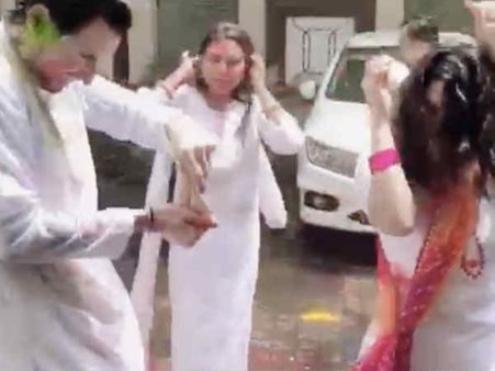Pics: परिवार के साथ सनी लियोन ने जमकर खेली होली
