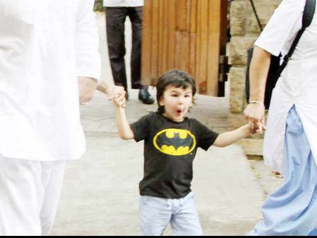 Pics of the Day: फोटोग्राफर्स देखते ही चिढ़ गए तैमूर, कैमरे देखकर खूब चिढ़ाया मुंह