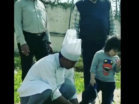 Pics of The day: गार्डन में साग काटते दिखे तैमूर, कर रहे हैं नाश्ते की तैयारी