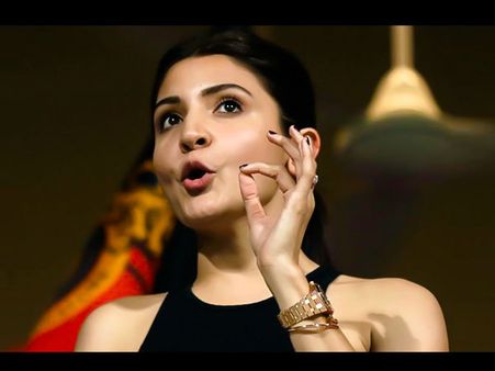कोरोना टेस्ट करने गए हेल्थ वर्कर्स पर पत्थरबाजी- वीडियो देखकर भड़क गईं अनुष्का शर्मा