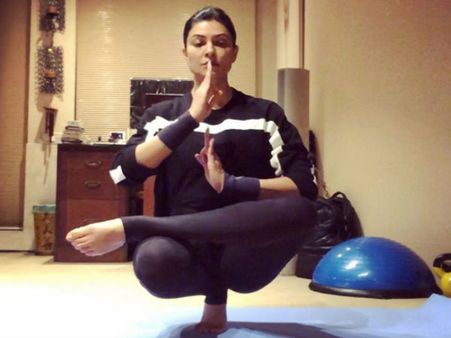 सुष्मिता सेन ने इस कठिन योगा पोज से चौंकाया- खुद को दिया था चैलेंज