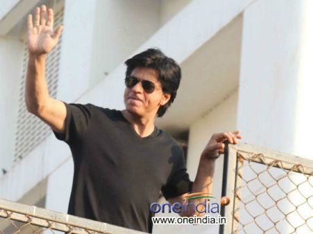 कोरोना की जंग में धड़ल्ले से काम कर रही है शाहरुख खान की संस्था- 2 हजार लोगों को खाना-तस्वीरें वायरल