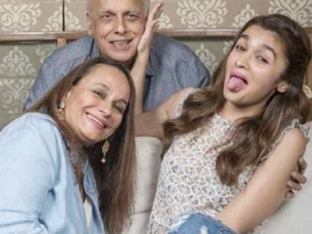 लॉकडाउन के बीच मम्मी पापा से मिलने पहुंची आलिया भट्ट, इमोशनल मुलाकात