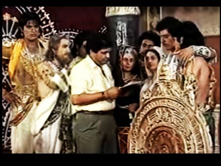 VIDEO: महाभारत शूटिंग के आखिरी दिन बुरी तरह रोए अर्जुन, द्रौपदी-कृष्ण ने ऐसे संभाला