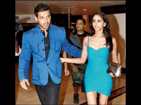 जॉन अब्राहम की लव लाइफ, पत्नी ने शेयर की शादी की तस्वीर- वायरल