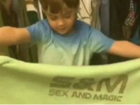 करण जौहर के बेटे यश ने निकाली उनकी सेक्स एंड मैजिक टीशर्ट, कर दिया शर्मिंदा