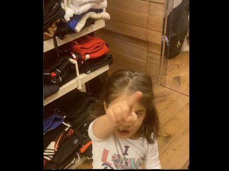 करण जौहर की बेटी ने उन्हें बुलाया बुड्ढा, सफेद बालों का उड़ाया जमकर मज़ाक