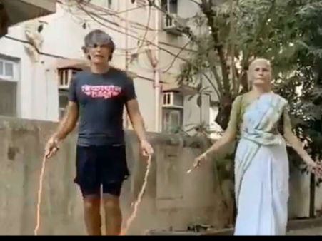 लॉकडाउन में अपनी 81 साल की मां के साथ मिलिंद सोमन का स्किपिंग Video, देखकर हिल जायेंगे